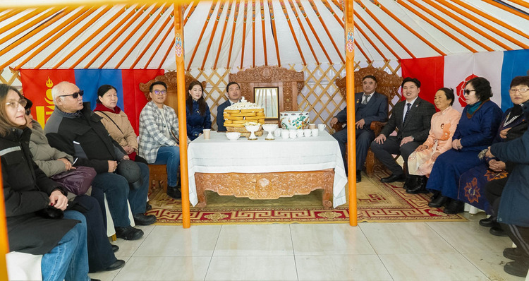 МОНГОЛ ҮНДЭСНИЙ УЛАМЖЛАЛТ ЦАГААН САРЫН БАЯРЫГ УГТАН “МОНГОЛ ӨВ-ТУСГААР ТОГТНОЛ” АЯНЫГ ЗОХИОН БАЙГУУЛЖ БАЙНА